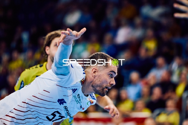 Ein Spieler von HSV Hamburg wirft den Ball.