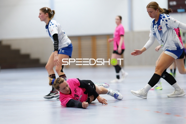 Spielerin fällt auf den Hallenboden