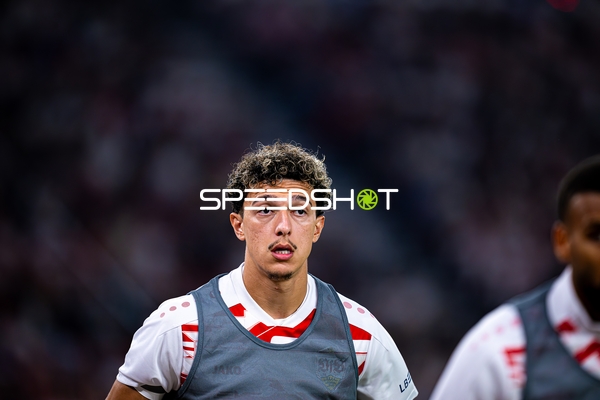 Ameen Al-Dakhil (2; VfB Stuttgart) beim Aufwärmen