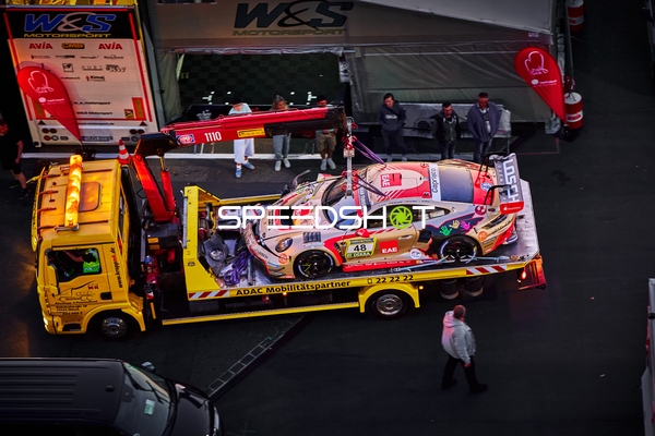 Daan Arrow (48, BLACK FALCON Team EAE) auf Abschleppwagen