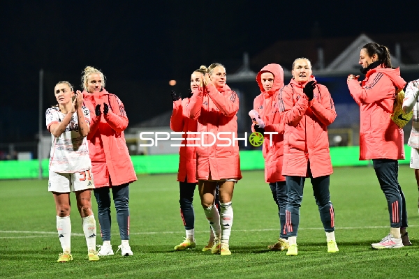 Spielerinnen applaudieren gemeinsam