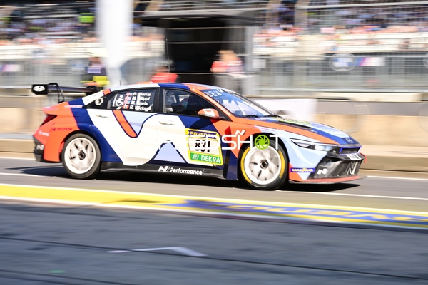 Fahrzeug auf der Rennstrecke