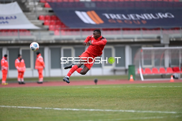 Schuss von Obed Chidindu Ugondu (13; FC Rot Weiß Erfurt)