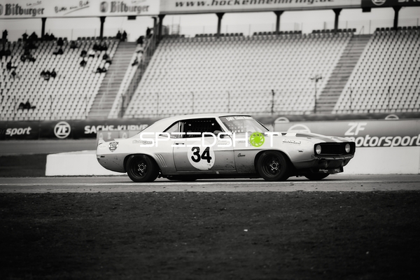 Fahrzeug Nummer 34 auf der Rennbahn