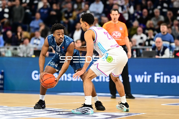 Spielaktion mit Eric Reed Jr. (43; MLP Academics Heidelberg)