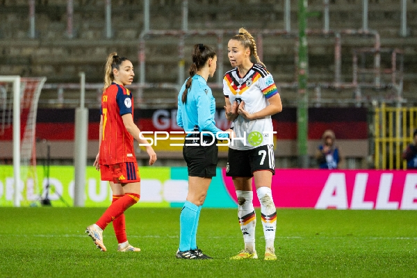 Diskussion mit Schiedsrichterin