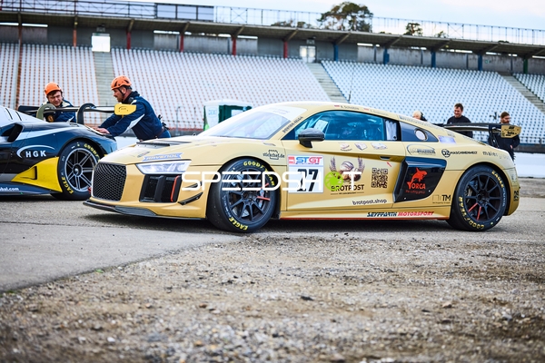 Audi Rennwagen in Startaufstellung