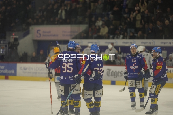 Keijo Weibel (72; EHC Kloten) und Teamkollegen feiern