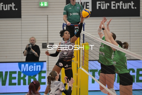 Alianza Darley (14; Schwarz-Weiß Erfurt) schmettert am Netz