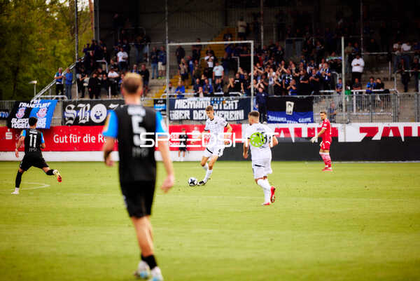 Spieler 4; SV Sandhausen, Berk Inaler (18; SV Sandhausen) und Ismail Harnafi (11; FSV Frankfurt) in Aktion 4; SV Sandhausen spielt den Ball, Berk Inaler (18; SV Sandhausen) und Ismail Harnafi (11; FSV Frankfurt) in Spielsituation - Ismail Harnafi, Berk Inaler, Louis Kolbe