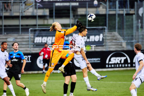 Luftduell mit Lucas Becker (1; FSV Frankfurt), Yannick Osee (13; SV Sandhausen) und Jahn Herrmann (10; SV Sandhausen) Lucas Becker (1; FSV Frankfurt) im Luftduell mit Yannick Osee (13; SV Sandhausen) und Jahn Herrmann (10; SV Sandhausen) auf dem Spielfeld - Cas Peters, Jahn Herrmann, Yannick Osee, Lucas Becker