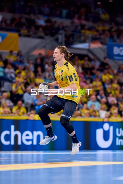 Juri Knorr (10, Rhein Neckar Löwen) springt mit Ball