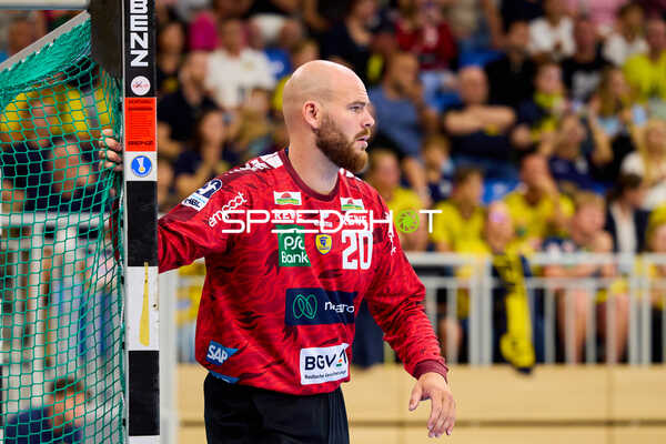 Handball I Herren I Saison 2025-2026 I Testspiel I Rhein-Neckar Löwen – Paris Saint-Germain I 03.08.2025 Torwart Mike Jensen (20; Rhein Neckar Löwen) im roten Matchtrikot steht am Tor im 6-Meter-Raum. - Mike Jensen