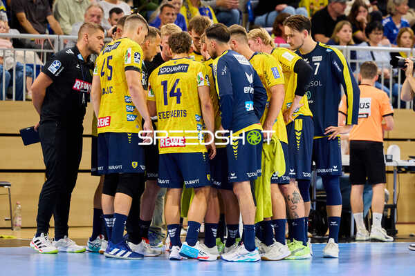 Handball I Herren I Saison 2025-2026 I Testspiel I Rhein-Neckar Löwen – Paris Saint-Germain I 03.08.2025 Team-Timeout der Rhein-Neckar Löwen im Huddle; Coach spricht zur Mannschaft am Spielfeldrand. - Gino Steenaerts, Halil Jaganjac, Robert Timmermeister
