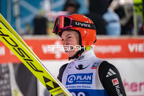 Jubel bei Two-Nights Tour Skispringen Damen