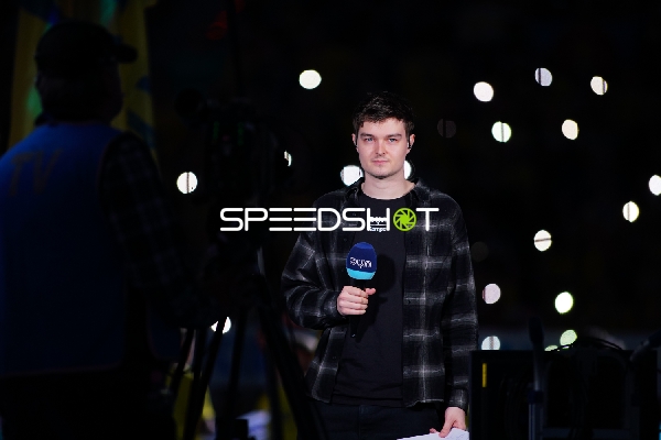 Moderator mit Mikrofon