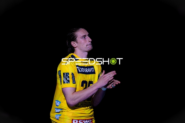 Spieler Olle Forsell-Schefvert (25; Rhein Neckar Löwen) applaudiert