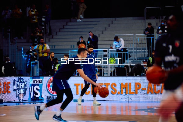 Aufwärmen der Spieler auf dem Spielfeld