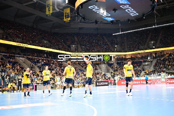 Steven Plucnar Jacobsen (9; Rhein Neckar Löwen) und Teamkollegen positionieren sich