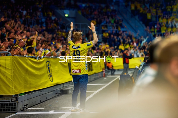Ein Spieler der Rhein Neckar Löwen begrüßt die Fans.