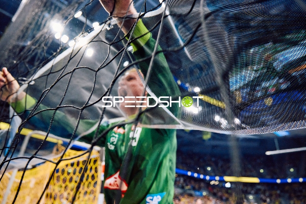 Torwart in Aktion, hält das Netz.