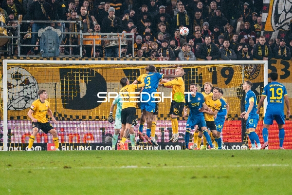 Kopfball-Duell im Strafraum