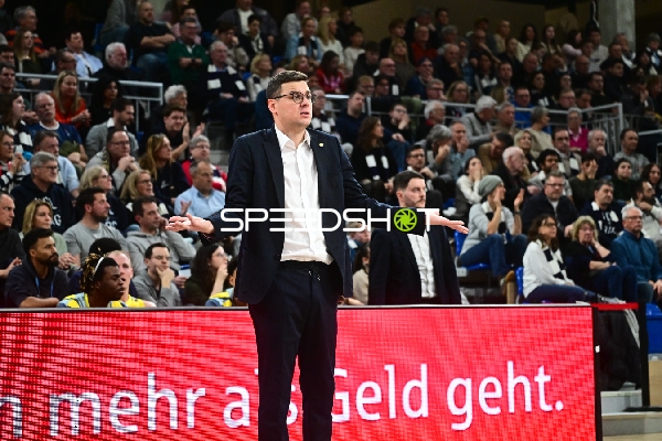 Szene mit Lazar Spasic (997; EWE Baskets Oldenburg) und Franjo Borchers (998; EWE Baskets Oldenburg)