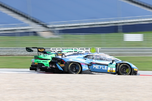 Rennfahrzeug auf der Rennstrecke