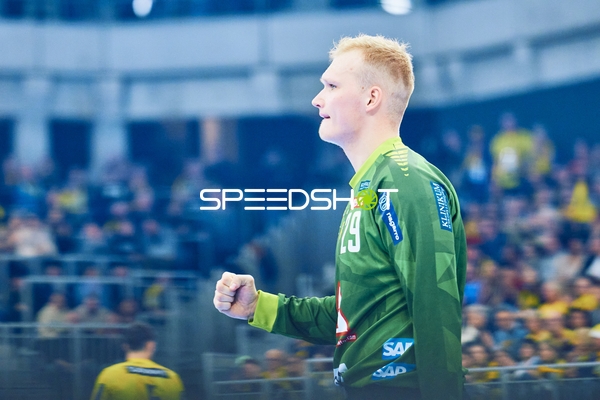 Ein Torwart von Rhein Neckar Löwen feiert einen gelungenen Spielzug.