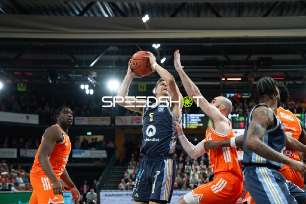 Spielaktion mit Sam Griesel (5, Alba Berlin) Malcolm Dandridge (23; Rasta Vechta) und Tommy Kuhse (12, Rasta Vechta)