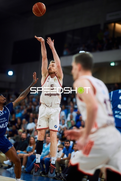 Niels Giffey (5; FC Bayern Basketball) wirft auf den Korb