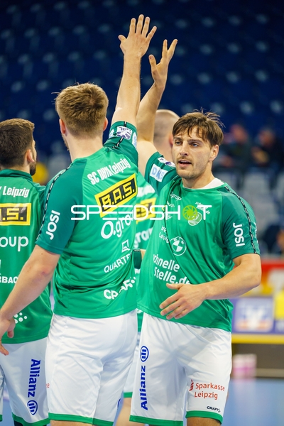 Spieler in grünen Trikots klatschen ab