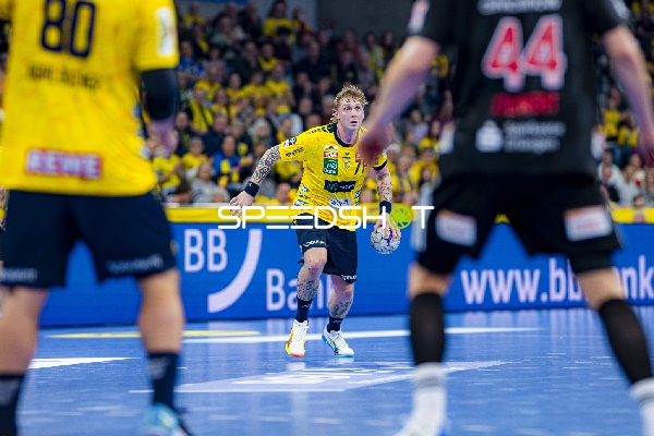 Edwin Aspenbäck (78; Rhein Neckar Löwen) mit Ball