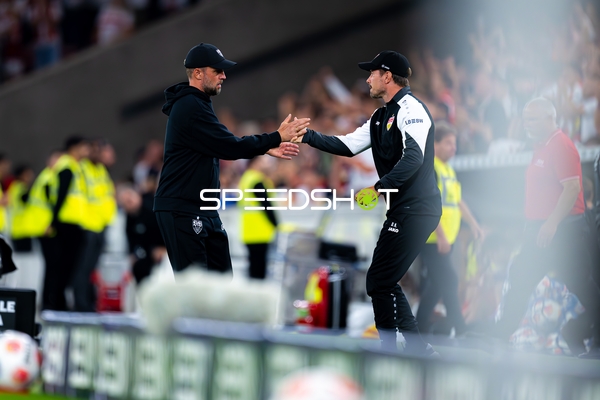 Trainer begrüßen sich