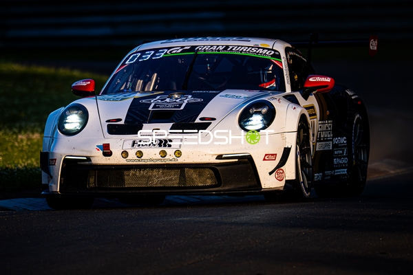 Rennfahrzeug auf der Rennstrecke