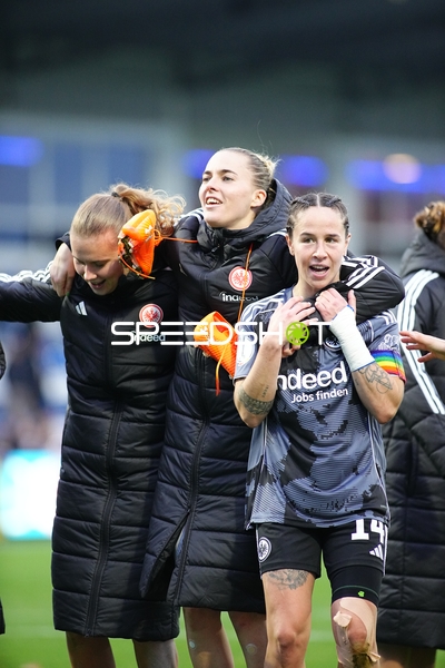 Spielerinnen feiern gemeinsam