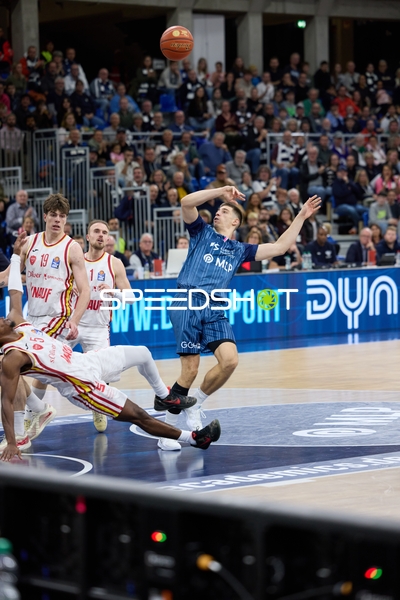 Dusan Neskovic (7; MLP Academics Heidelberg) mit Wurfversuch