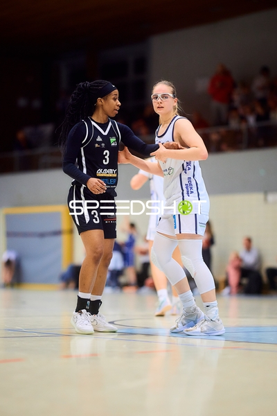 Anna-Lisa Wuckel (7; USC BaseCats Heidelberg) verteidigt