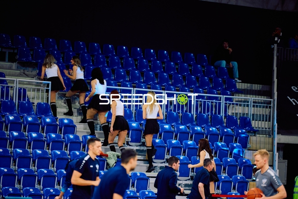 Zuschauer oder Eventpersonal bewegt sich durch die leeren Tribünen.
