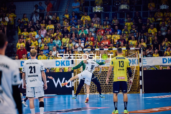 Ein Spieler von THW Kiel versucht ein Tor gegen Rhein Neckar Löwen zu erzielen.