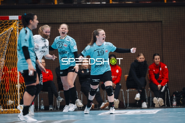 Szene mit Rikke Hoffbeck Petersen (22; Thüringer HC) und Luca Farago (19; Thüringer HC)