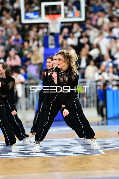 Tanzgruppe auf Basketballfeld