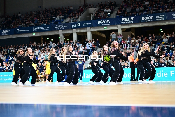 Basketball-Szene mit Tanzgruppe