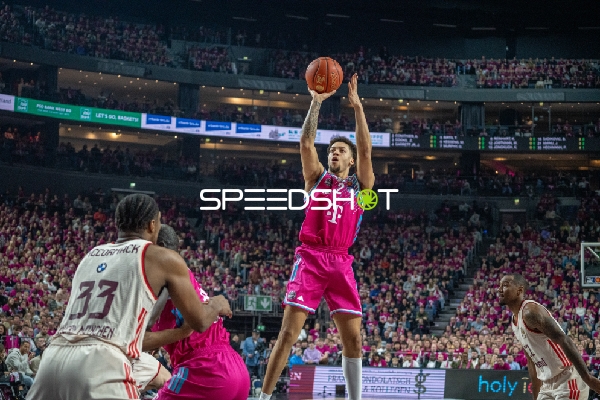 Alijah Comithier (2; Telekom Baskets Bonn) mit Wurf