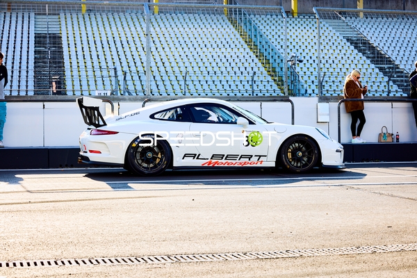 Rennwagen in der Boxengasse geparkt