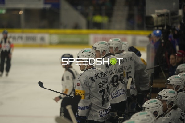 Sandro Schmid (73; Fribourg-Gotteron) und Jacob De la Rose (95; Fribourg-Gotteron) an der Bande