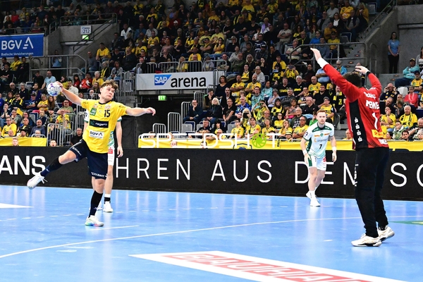 David More (15; Rhein Neckar Löwen) wirft aufs Tor