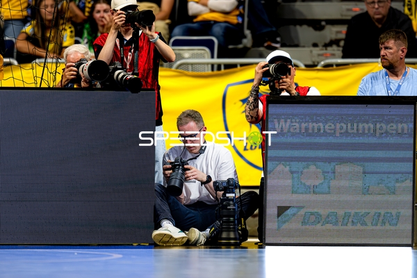 Fotografen an Spielfeldseite