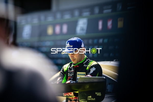 BLACK FALCON Team EAE Fahrer vor Auto