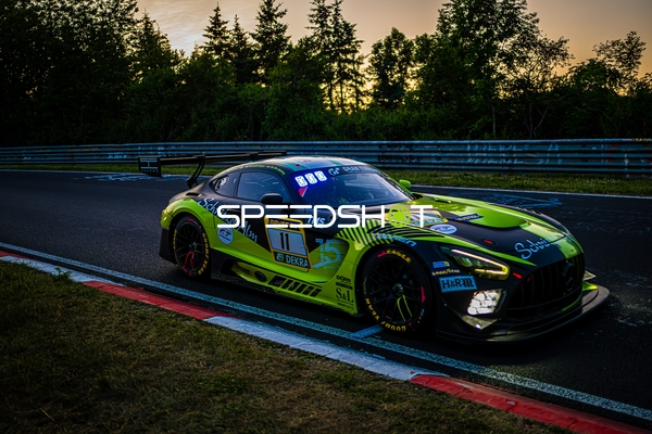 Rennfahrzeug mit Startnummer 11 auf der Rennstrecke